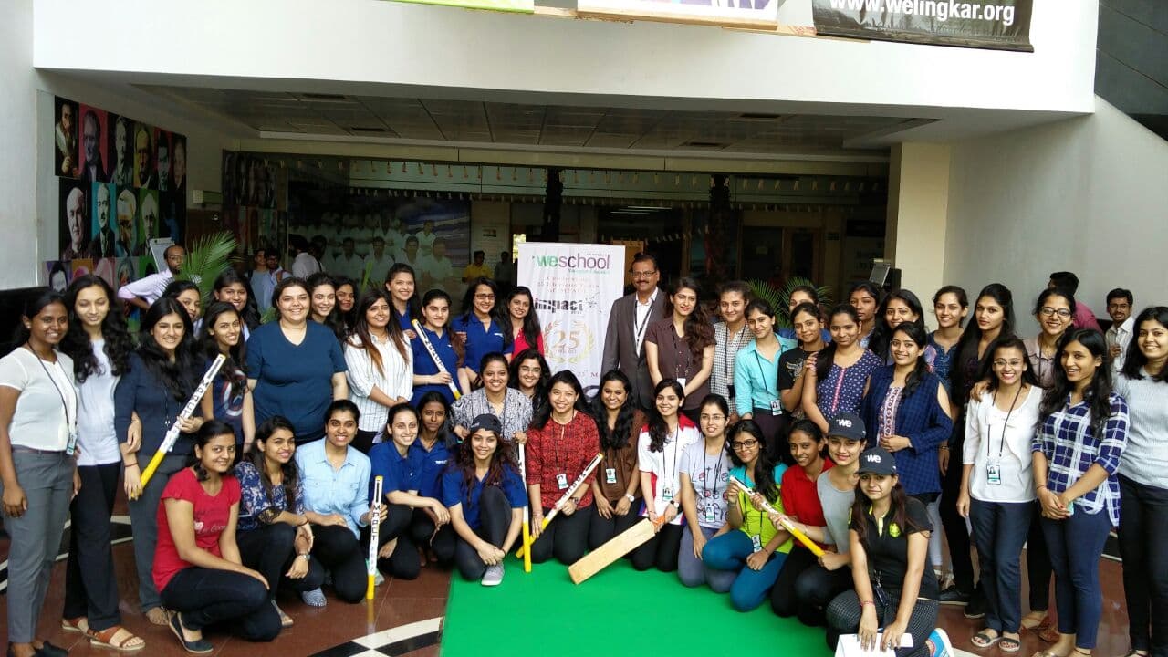 महिला दिनाचे औचित्त्य साधून वेलिंगकर इन्स्टिटयूट ऑफ मॅनेजमेण्टच्या विद्यार्थिनींचा बॉक्स क्रिकेट मॅचमध्ये जोश