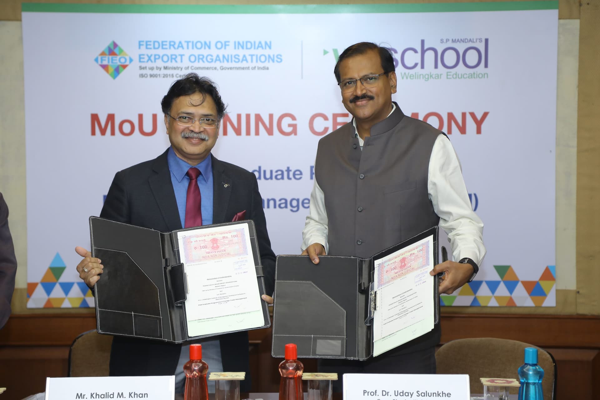 Mr. Ninad Karpe, Author, Director, Aptech Limited and Chairman, CII - Western Region delights young readers from WeSchool at the launch of his book ‘BOND to BABA: #Successful Strategies’